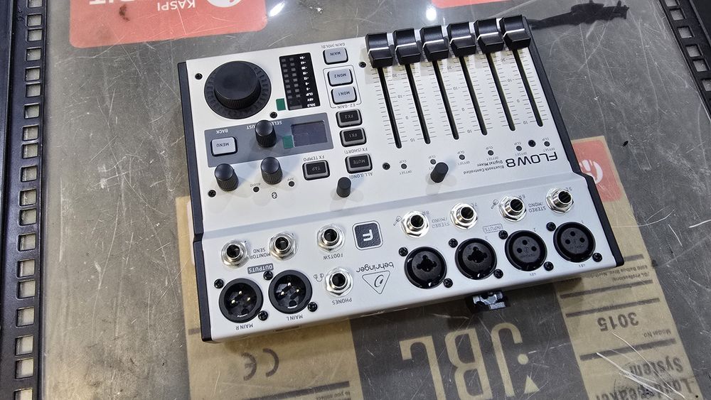 Цифровой микшер Behringer FLOW 8 Bluetooth USB с эффектами