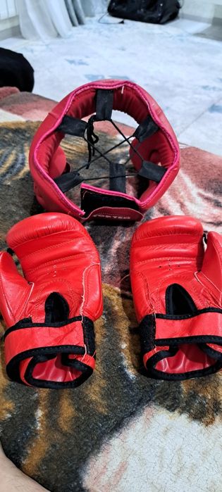 Боксерские перчатки,шлем.лапы.