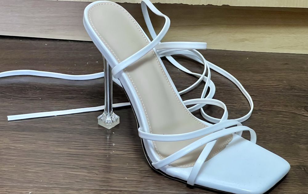 Sandale albe elegante de dama cu barete încrucișate(wrap -around €)și toc stiletto transparent, NOI - marimea 38