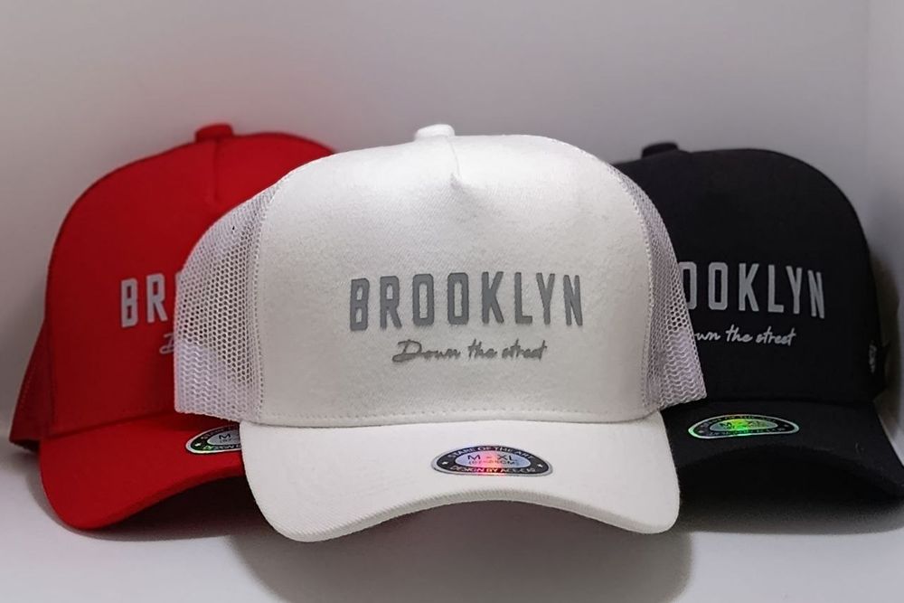 Кепки в различных оттенках