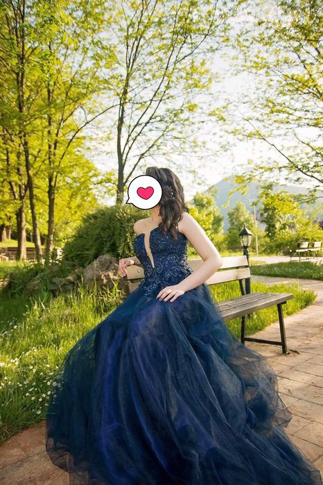 Тъмносиня бална рокля