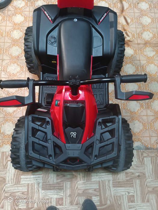 Акумулаторен джип moni
