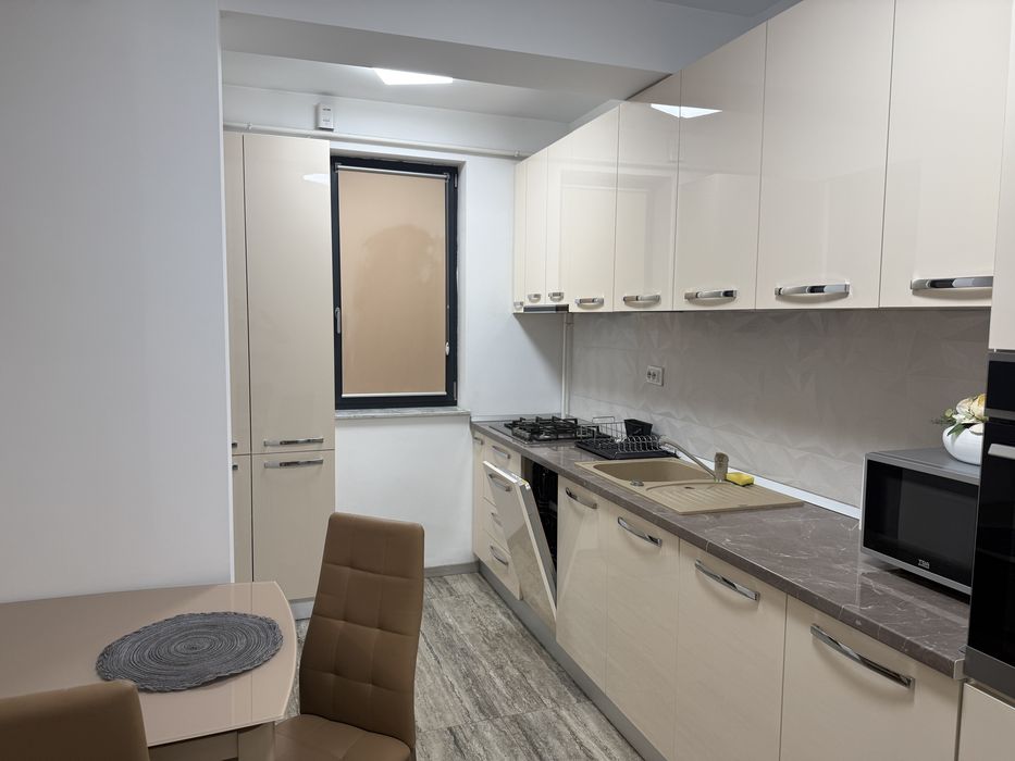 Inchiriez apartament Rovine