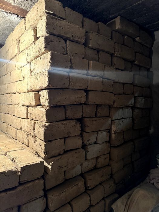 Глиняный саманный кирпич