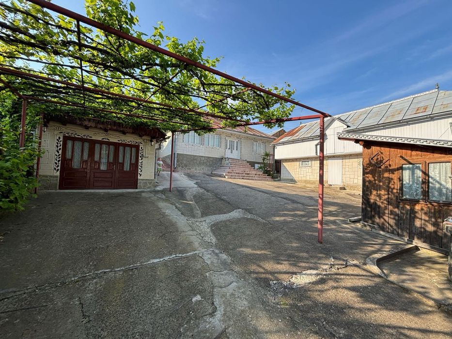CASA, ANEXE si teren
