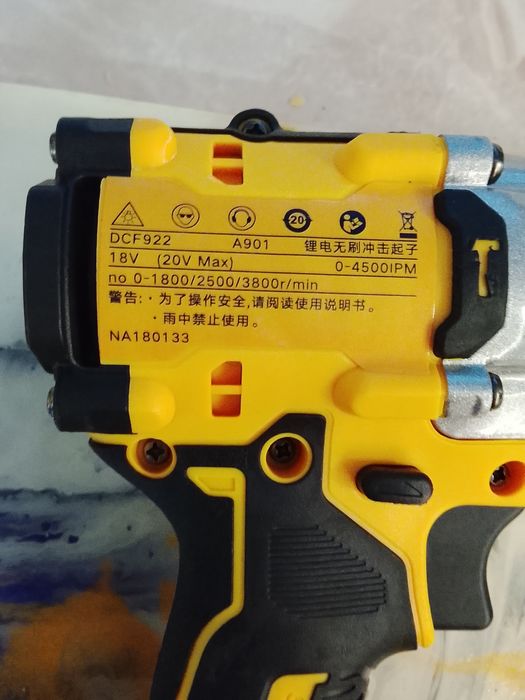 Impact pentru înșurubat DeWalt DCF 922 cu o baterie de 6A NOU