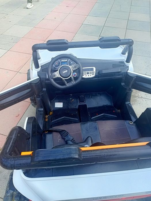 Jeop moshincha sotiladi rangi oq