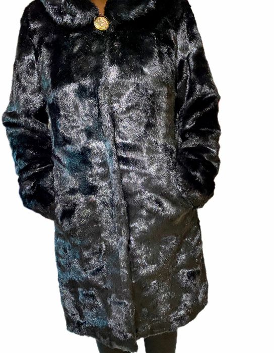 Черная шуба с капюшоном