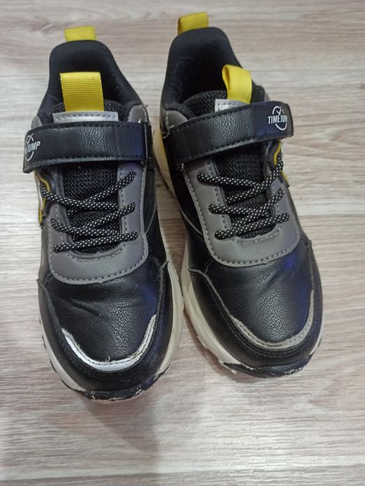 Продам кроссовки размер 32