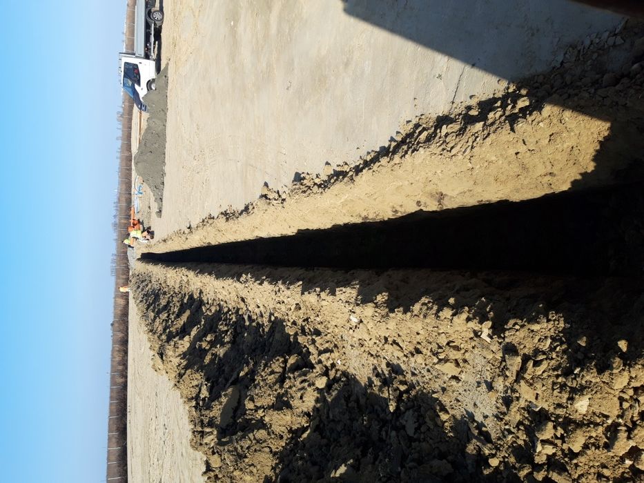 Buldoexcavator Demolari Sapatura santuri fundatie Cablu electric gropi