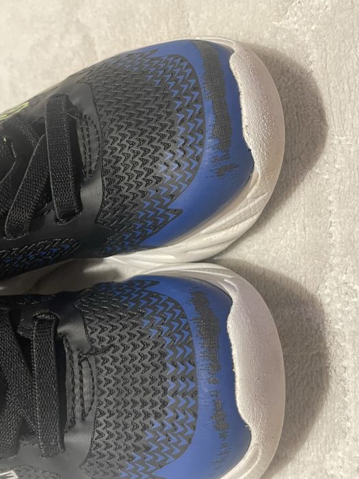 Обувки за момче адидас 30номер и skechers 27номер