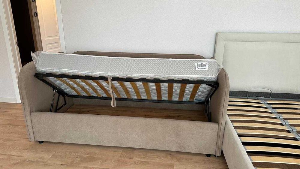 Диван кровать с подушками побокам