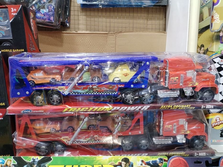 Набор маленьких металлических машинок в контейнере. Новые