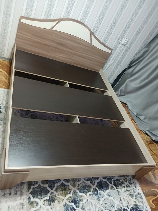 Продам кровать с матрасом.