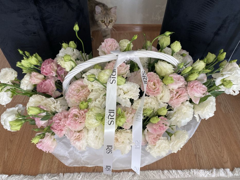 Свежие букеты ьелые розы