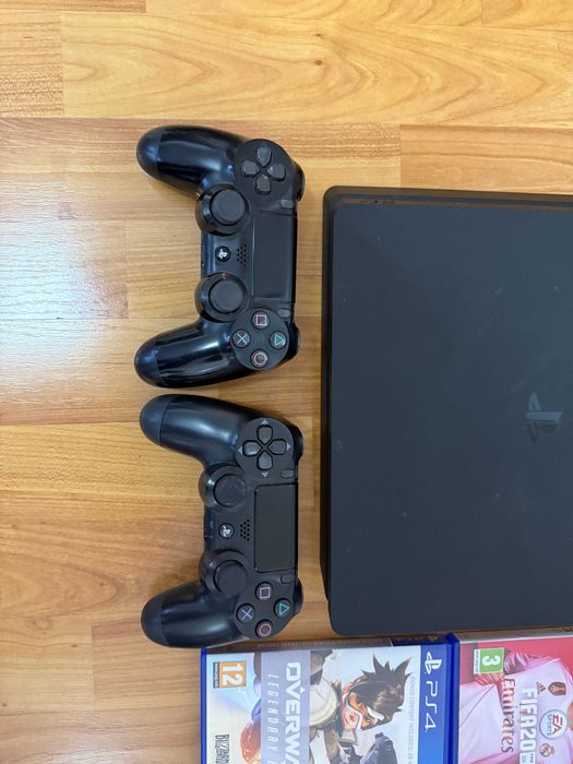 [ PS4 > 1000GB PlayStation 4 Slim с 2 джойстика и 4 игри