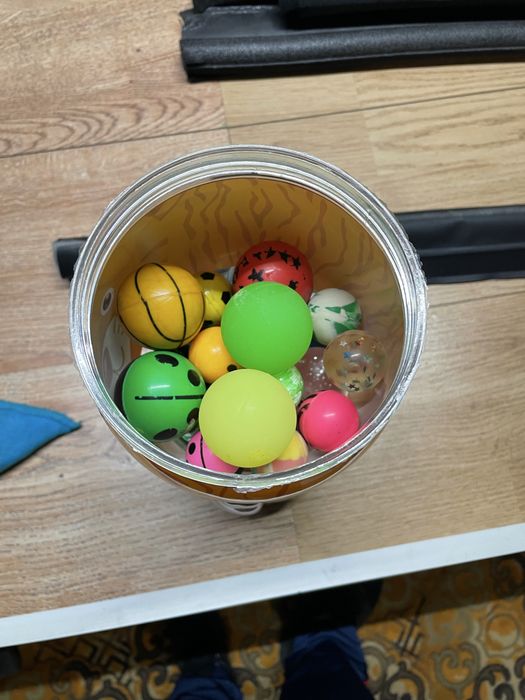 Продавам шише пълно със скачащи топчета