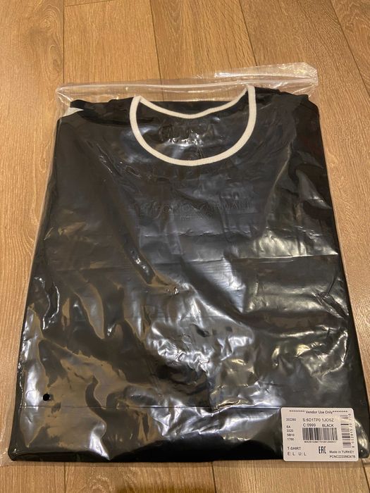 Оригинална тениска Emporio Armani, черна, размери: M, L и XL