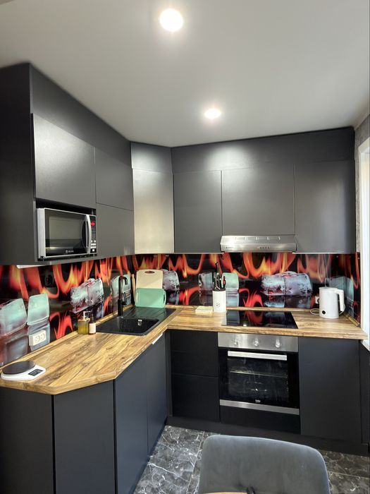 Кухонный гарнитур угловой вместе с вытяжкой и раковиной