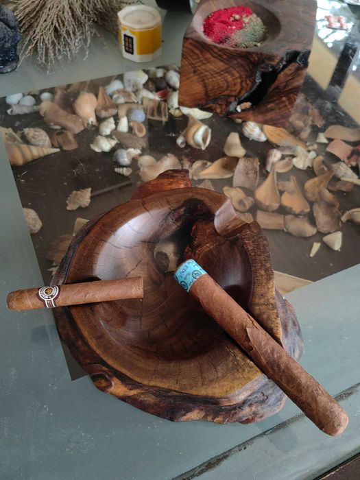 Дефектен пепелник за пури