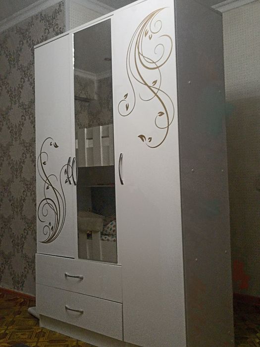 Шкаф продам с зеркалом