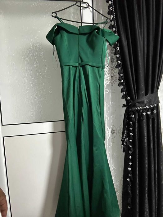 Продават се рокли