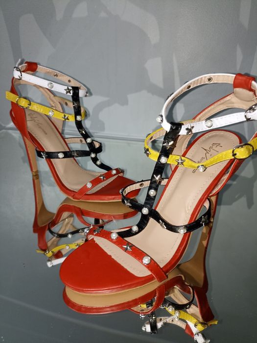 Pantofi/sandale noi.