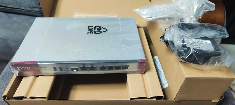 в упаковке ZyXEL VPN100 роутер. маршрутизатор