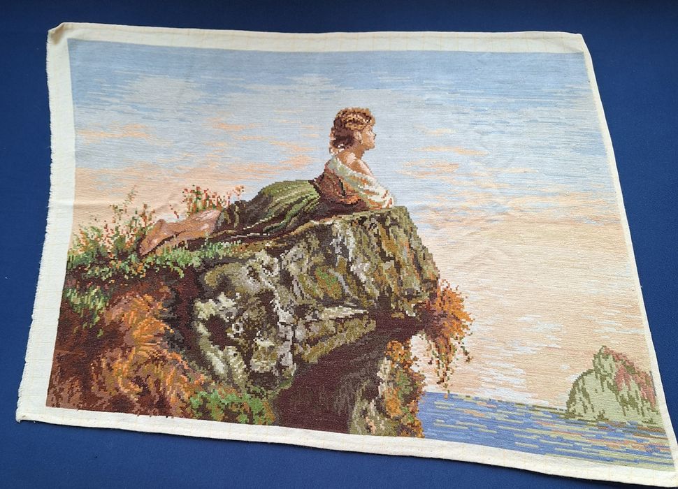 Гоблени момичето на скалата и недопитата чаша