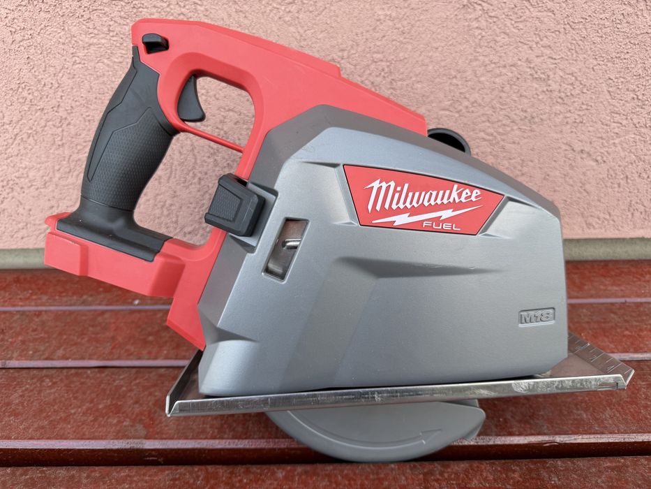 Milwaukee circular pentru metal pe acumulator