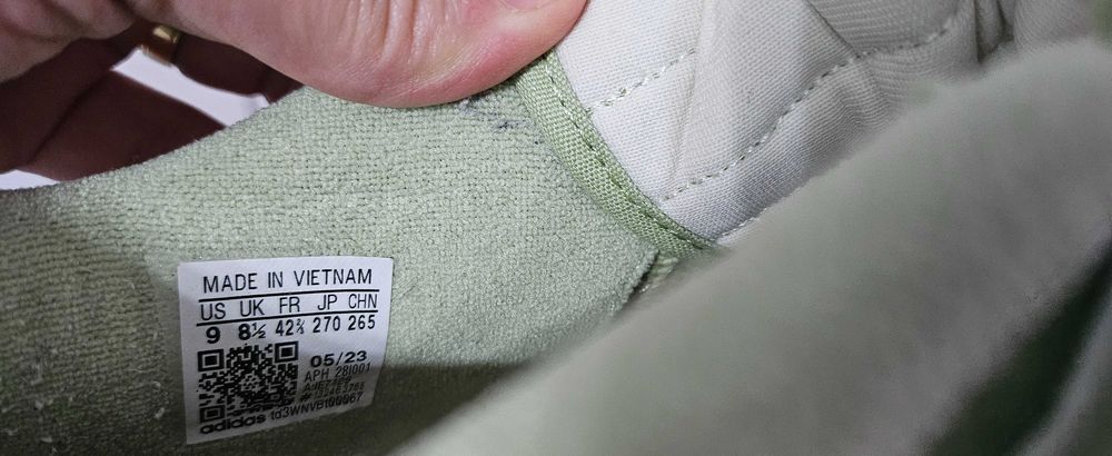 Adidas perforați (pentru vară)