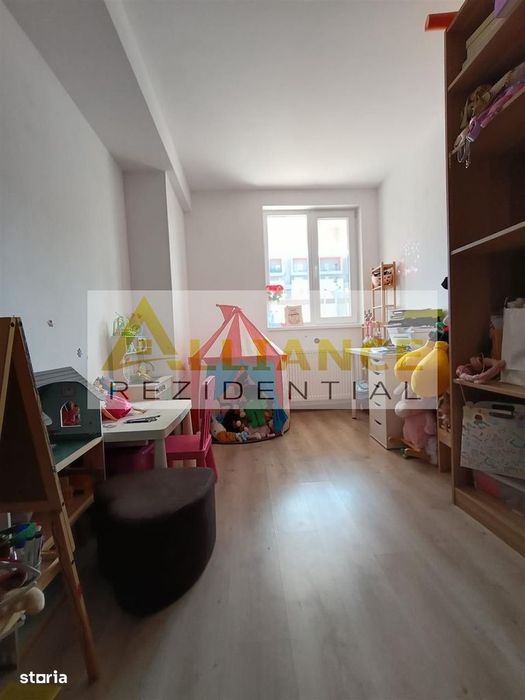 Apartament 3 camere de vanzare
