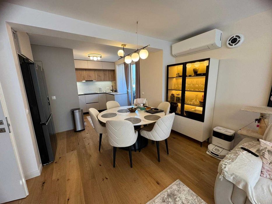 Apartament premium 3 camere, situat la doar 5 minute de mers pe jos de Coresi Shopping Resort.