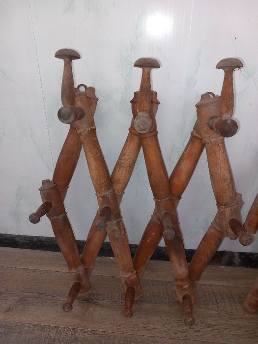 Стари дървени закачалки