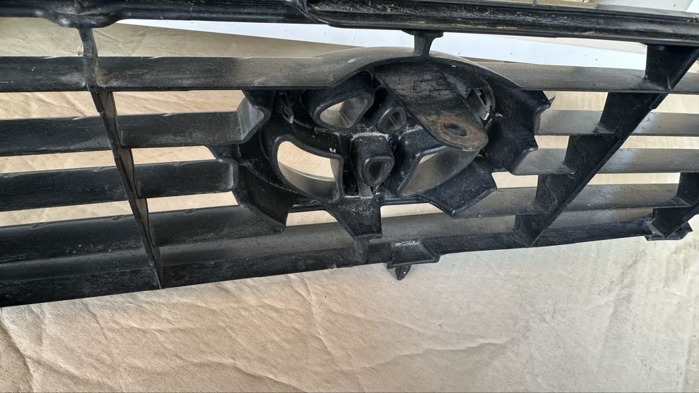 Решетка радиатора Тойота Авенсис