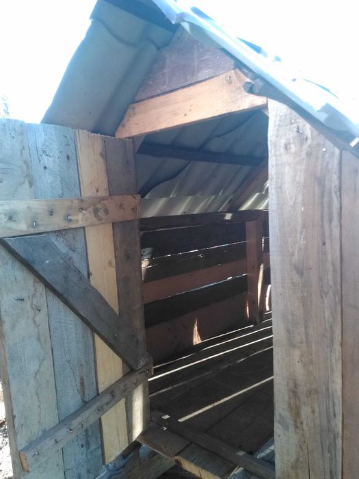 Vând coliba ciobănașului sau adăpost pentru locuri cu livezi pomicole.