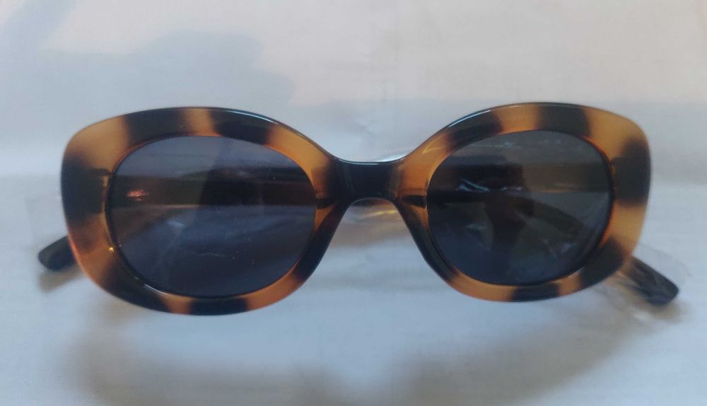 Слънчеви очила, чисто нови.
