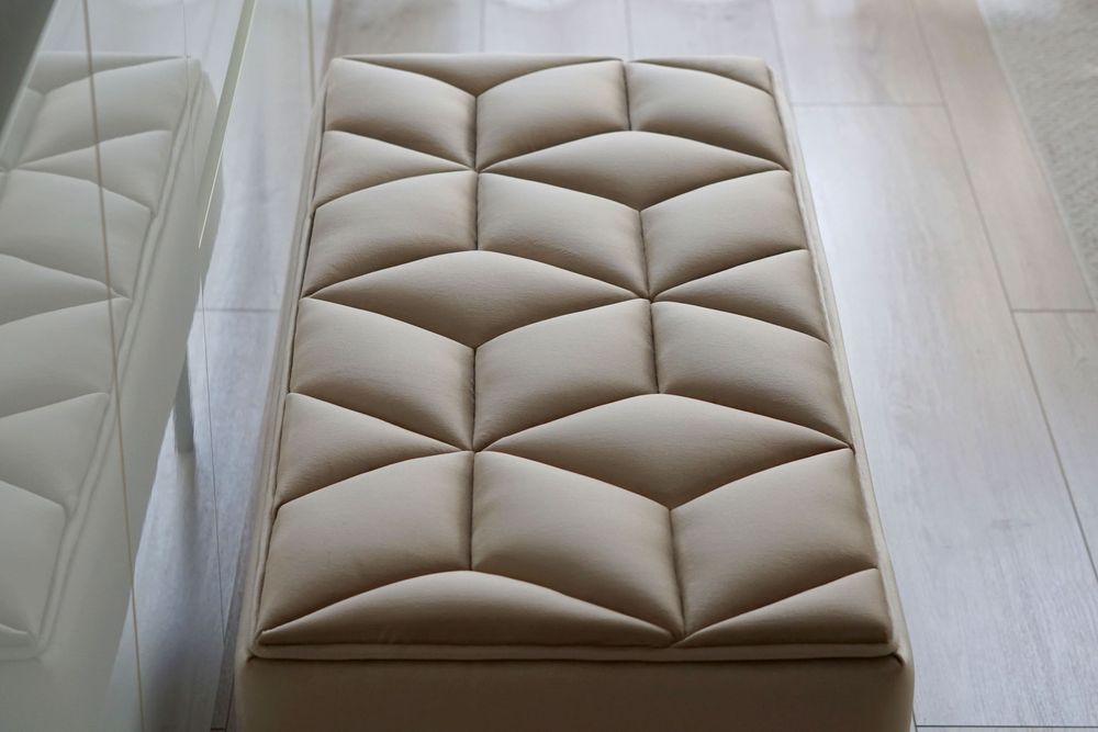 Bancheta din catifea bej cu forme hexagonale