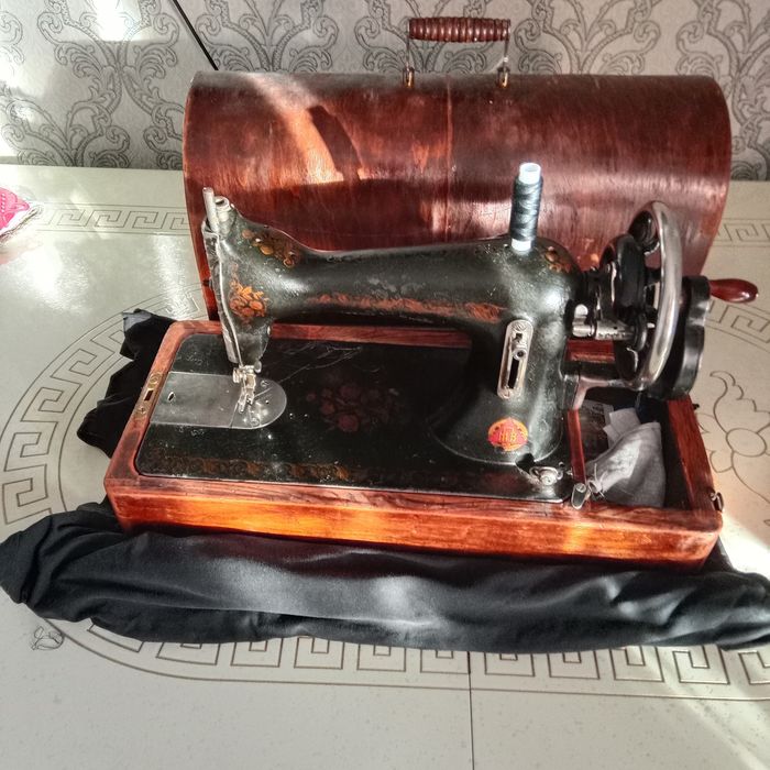 Швейная ручная машинка