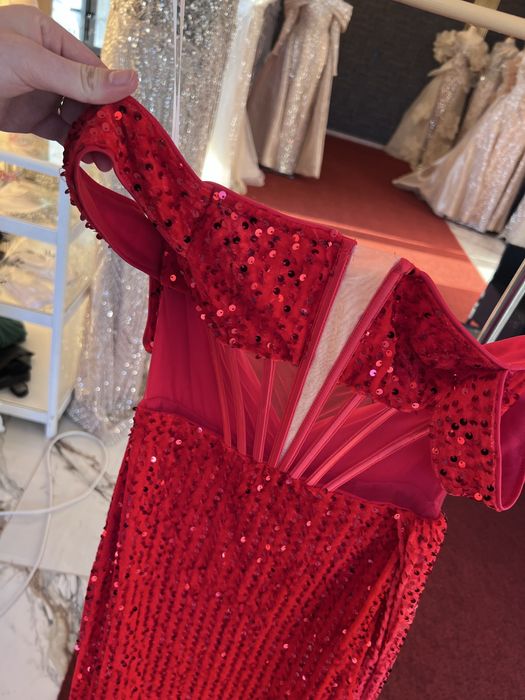 Елегантна рокля, носена само веднъж