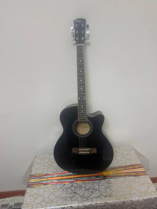 Srochni sotiladi gitara
