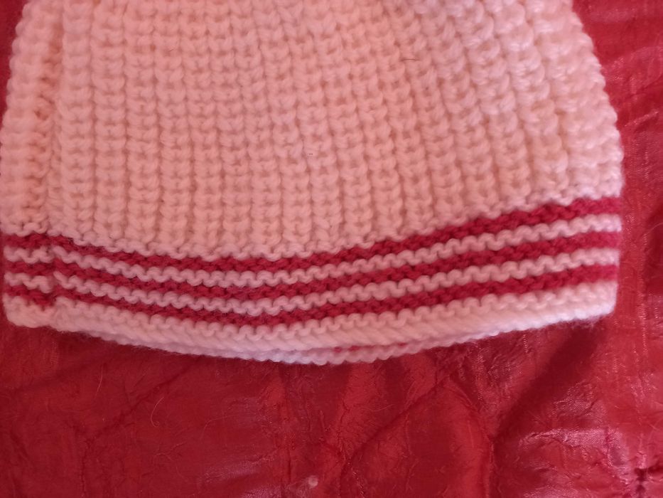 Две нови шапки,ръчно плетиво