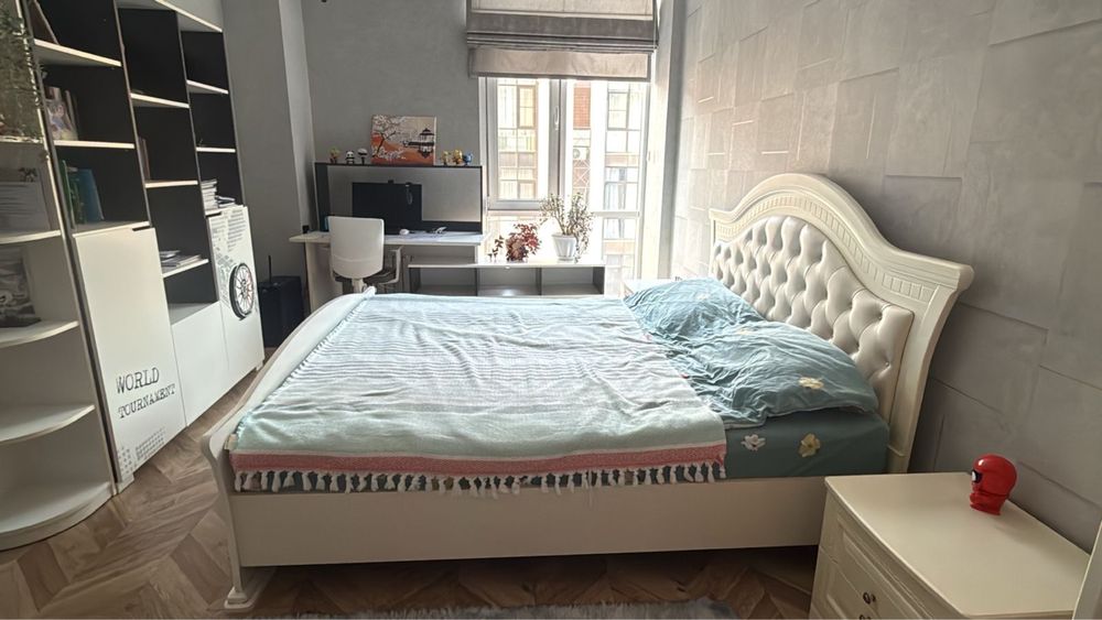 Продается кровать с матрасом и тумбочкой