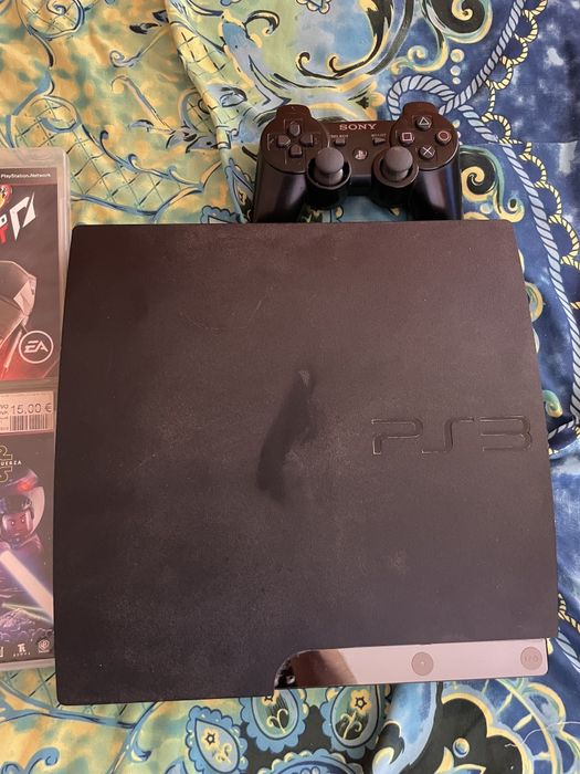 Se vinde PlayStation 3 cu cabluri și joystick