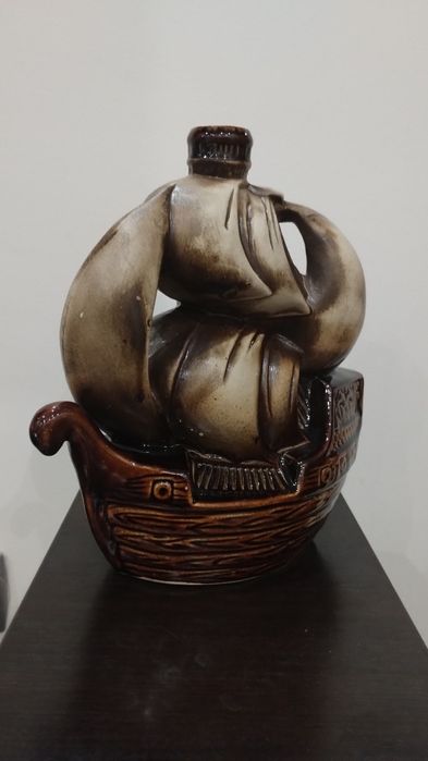 Чудесна декоративна бутилка с форма на кораб. Керамика.