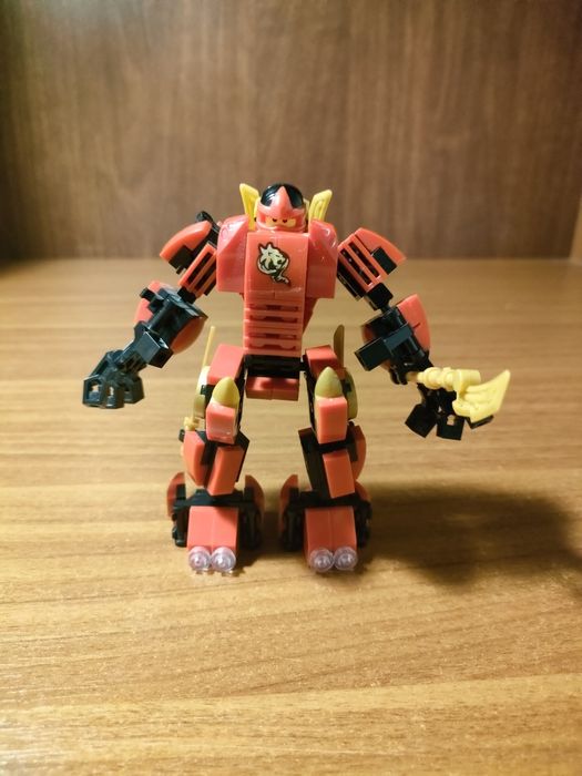 Lego robotul lui Jay și lego robotul nyei