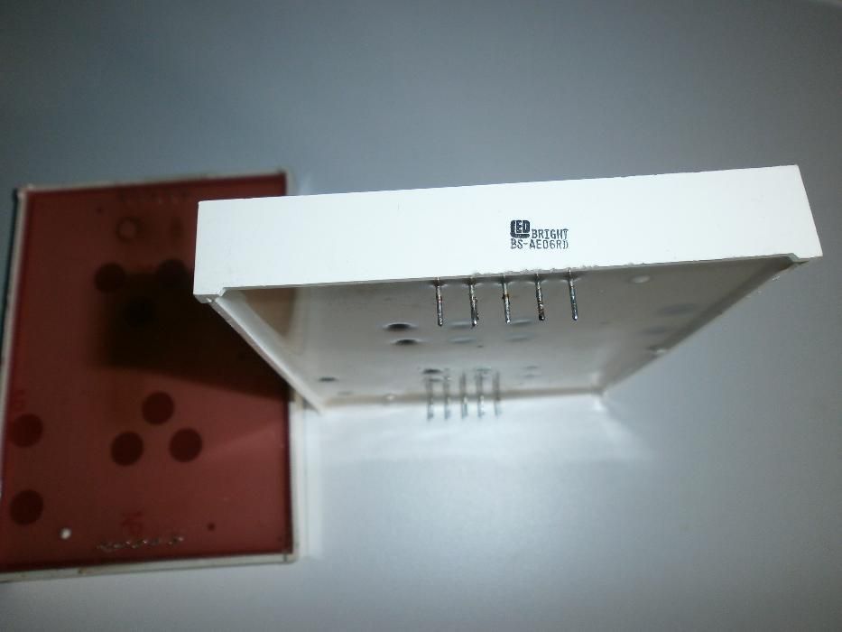 Два броя големи LED цифри