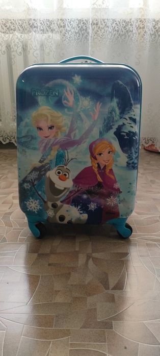 Продам чемодан детский пластиковый