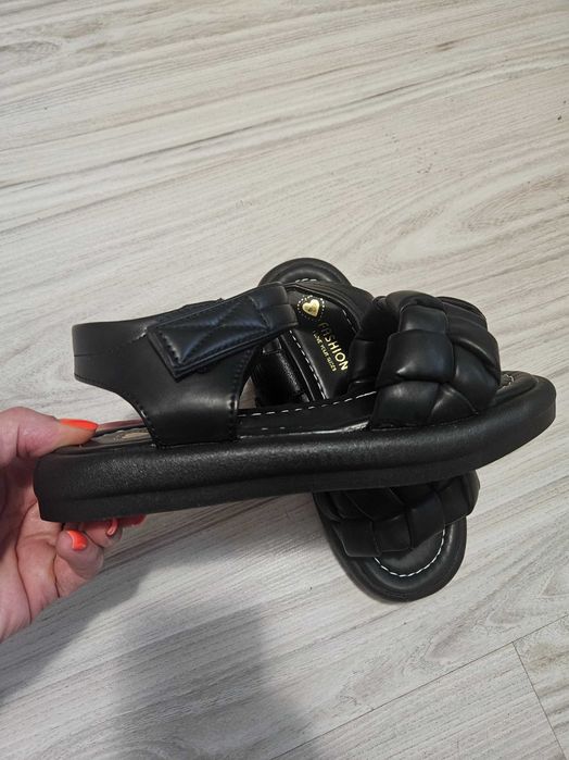 Сандали за момиче