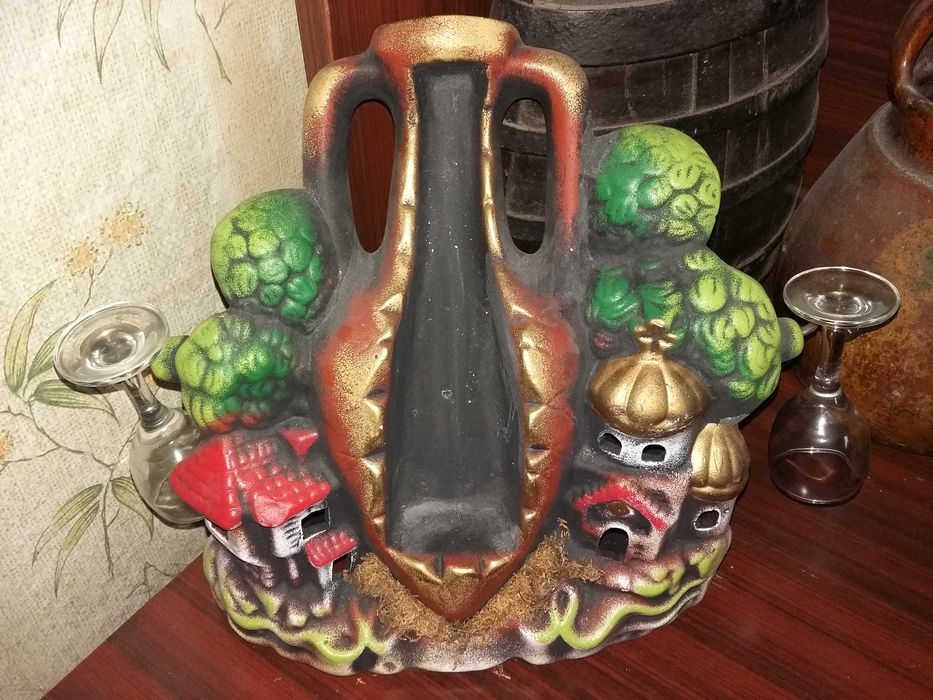 Декорация от глина с битов мотив с място за малко шише и 2 чашки